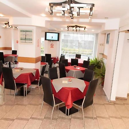 Plus Hotel Крайова Экстерьер фото