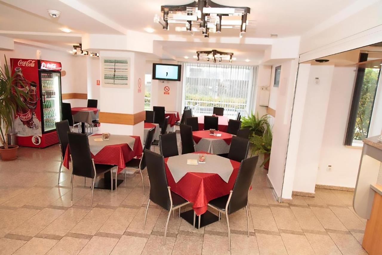 Plus Hotel Крайова Экстерьер фото