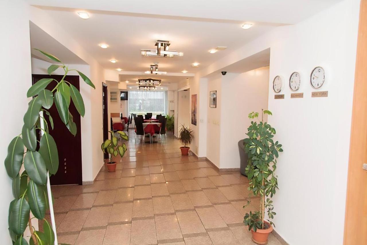 Plus Hotel Крайова Экстерьер фото
