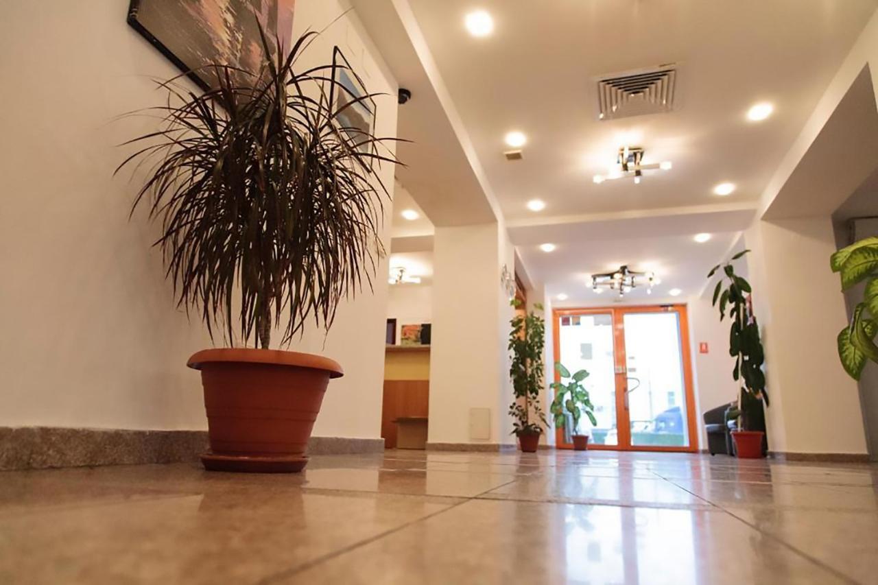 Plus Hotel Крайова Экстерьер фото