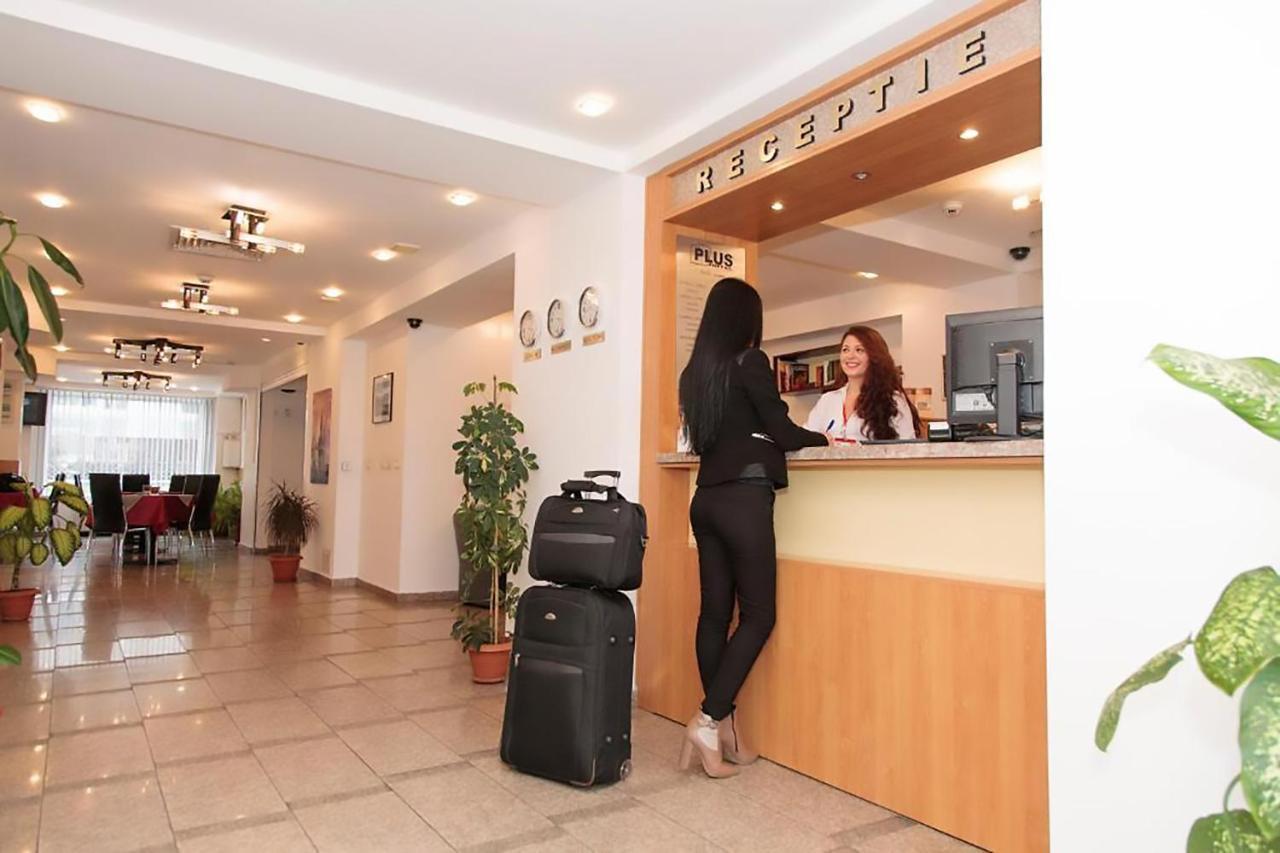 Plus Hotel Крайова Экстерьер фото