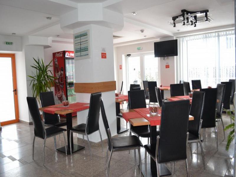 Plus Hotel Крайова Экстерьер фото