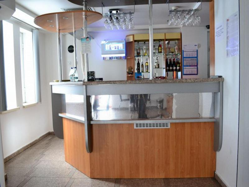 Plus Hotel Крайова Экстерьер фото