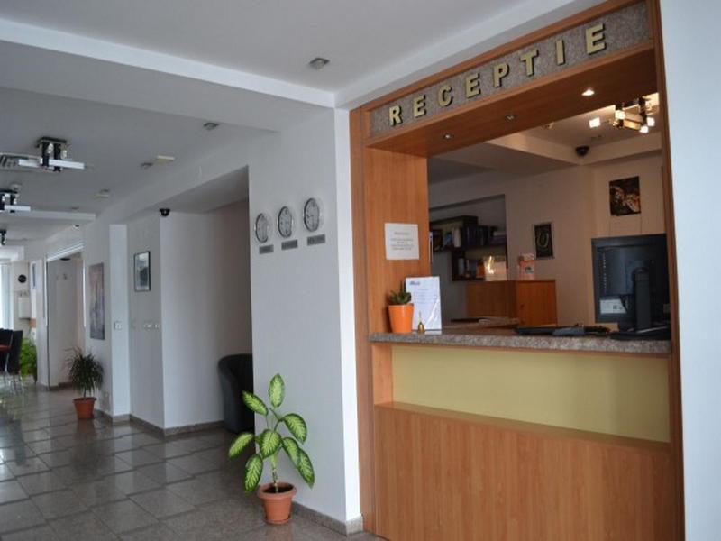 Plus Hotel Крайова Экстерьер фото
