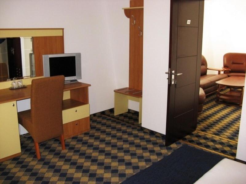 Plus Hotel Крайова Экстерьер фото