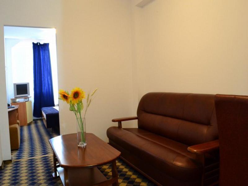 Plus Hotel Крайова Экстерьер фото