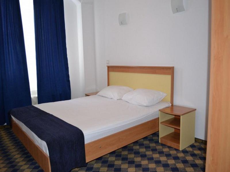 Plus Hotel Крайова Экстерьер фото