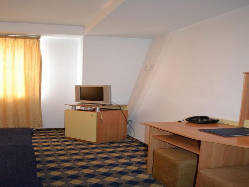 Plus Hotel Крайова Экстерьер фото