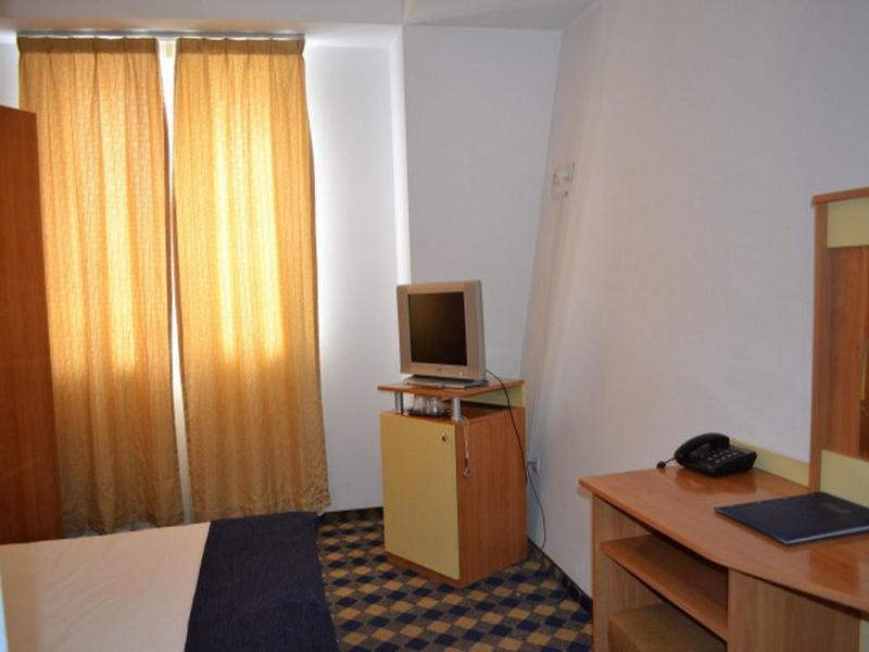Plus Hotel Крайова Экстерьер фото