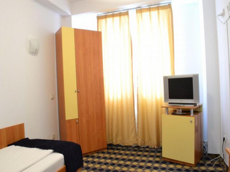 Plus Hotel Крайова Экстерьер фото