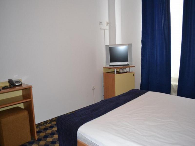 Plus Hotel Крайова Экстерьер фото