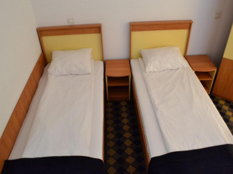 Plus Hotel Крайова Экстерьер фото