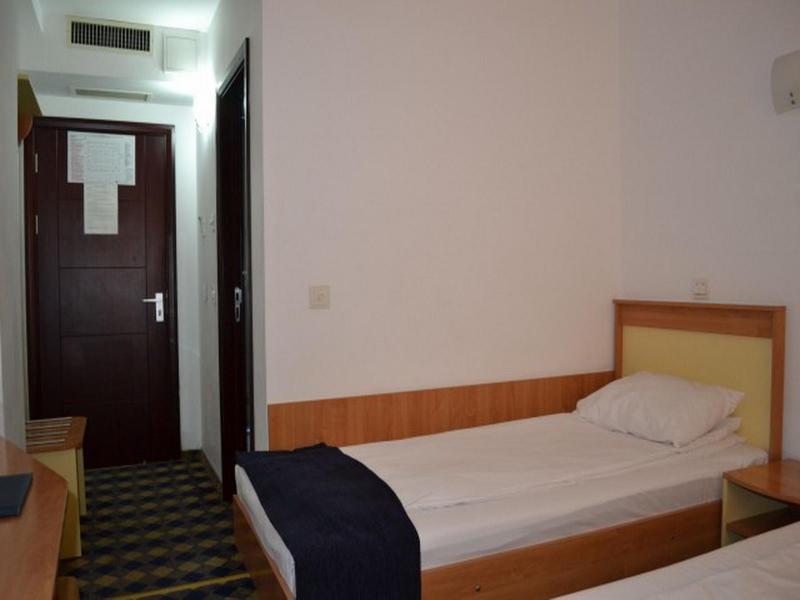 Plus Hotel Крайова Экстерьер фото