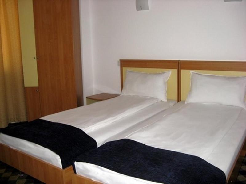 Plus Hotel Крайова Экстерьер фото