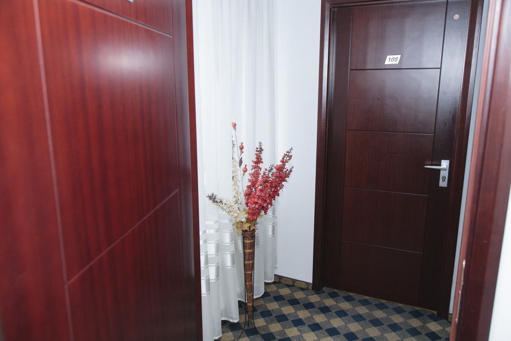 Plus Hotel Крайова Экстерьер фото