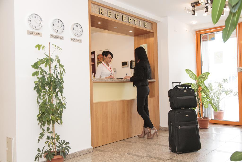 Plus Hotel Крайова Экстерьер фото