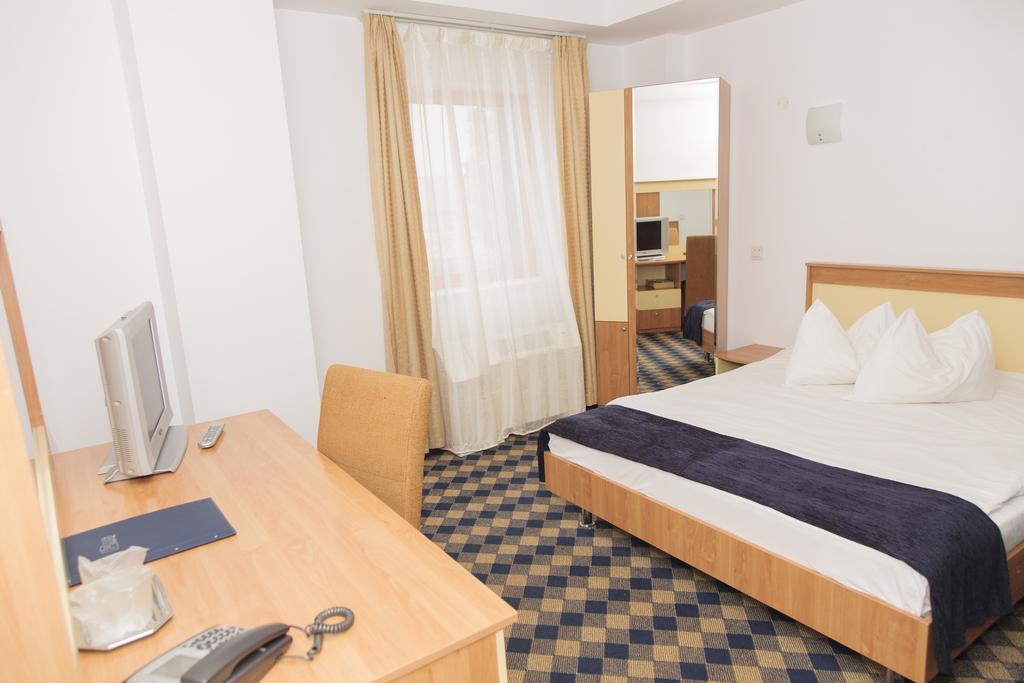 Plus Hotel Крайова Номер фото