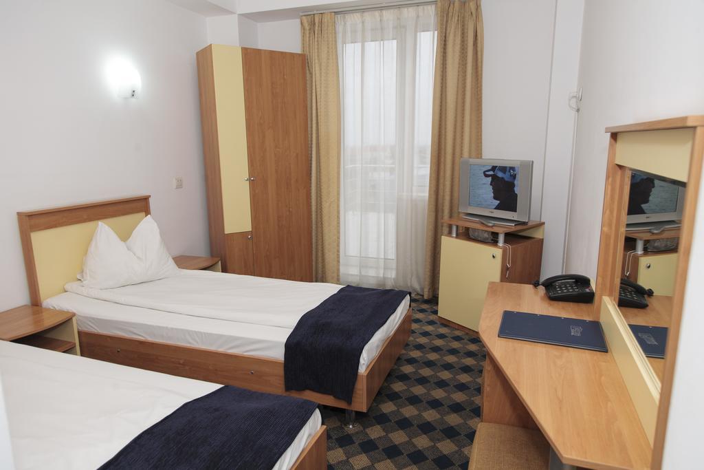 Plus Hotel Крайова Номер фото