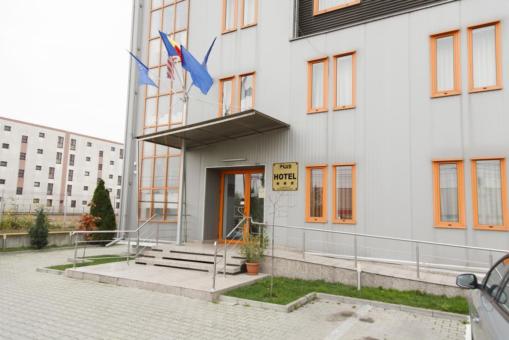 Plus Hotel Крайова Экстерьер фото