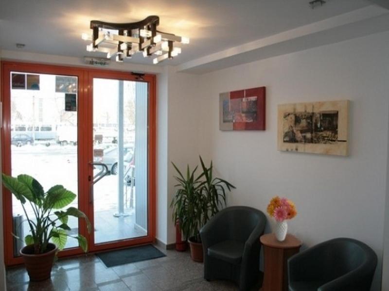 Plus Hotel Крайова Экстерьер фото