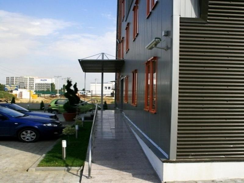 Plus Hotel Крайова Экстерьер фото