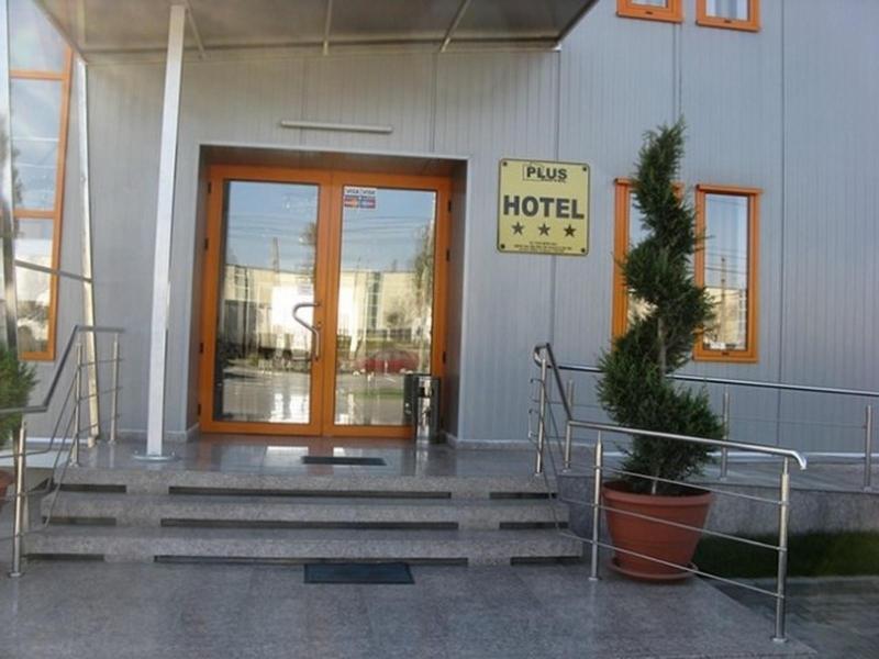 Plus Hotel Крайова Экстерьер фото