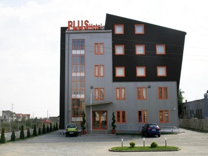 Plus Hotel Крайова Экстерьер фото