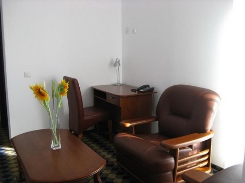 Plus Hotel Крайова Экстерьер фото
