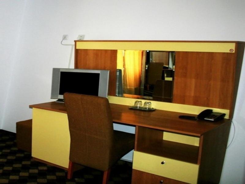 Plus Hotel Крайова Экстерьер фото